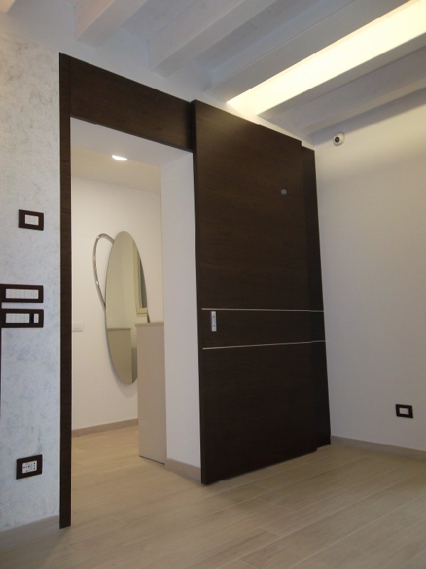 Porta scorrevole con binario a e boiserie Falegnameria Gerotto